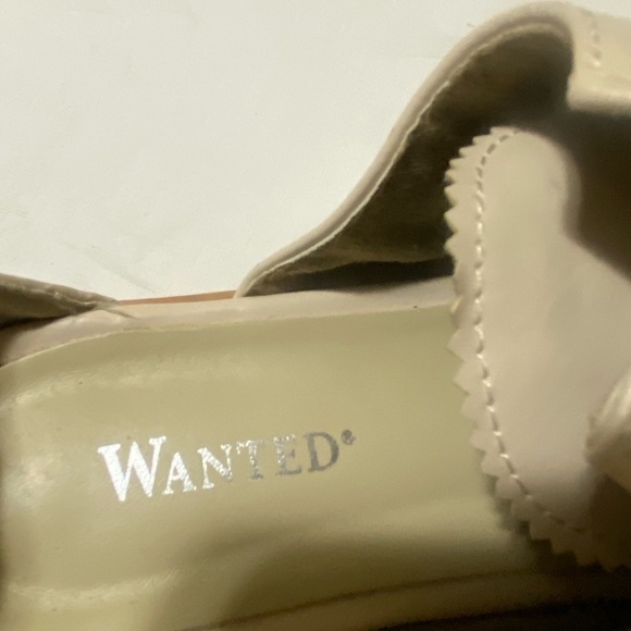 WANTED (feminine)
 SIze 7 M Beige and gold color - Picture 7 of 9